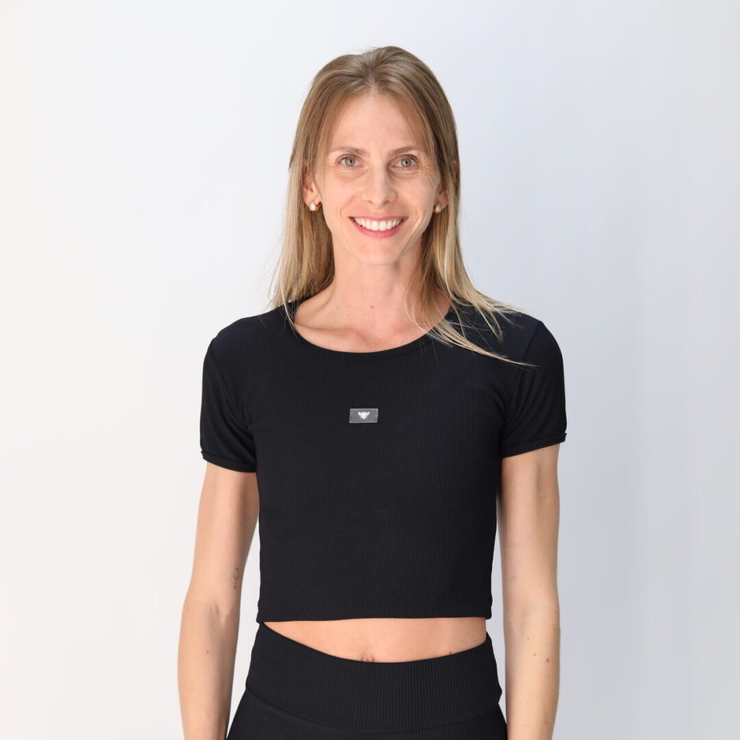 Mulher vestindo cropped e legging canelados pretos da linha fit da Salty Bee